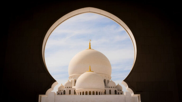 Sheikh-Zayed-Moschee in Abu Dhabi – Eintritt, Kleidung und Führungen