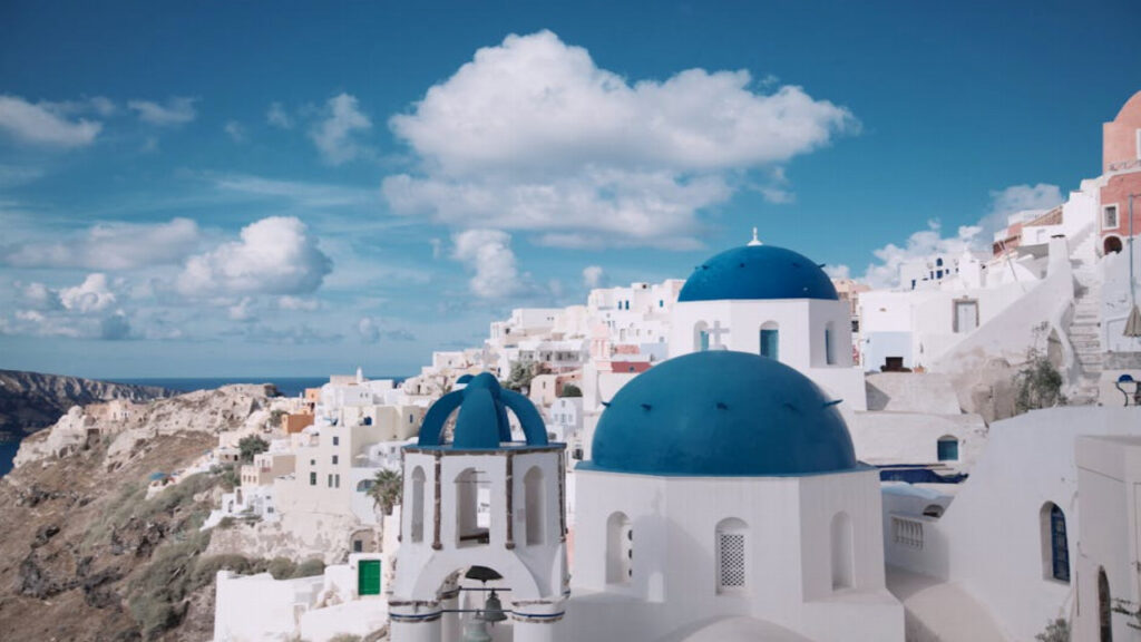 Oia in Santorini – Weiße Häuser, blaue Kuppeln und Fotospots