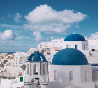 Oia in Santorini – Weiße Häuser, blaue Kuppeln und Fotospots