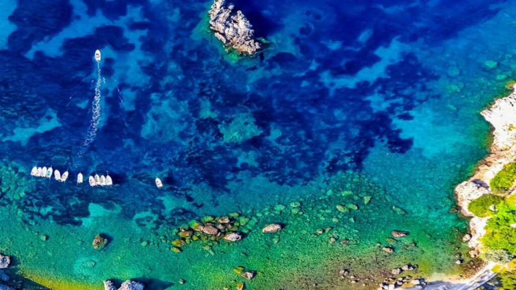 Strand von Paleokastritsa – Bootstouren, Kloster und Aussicht